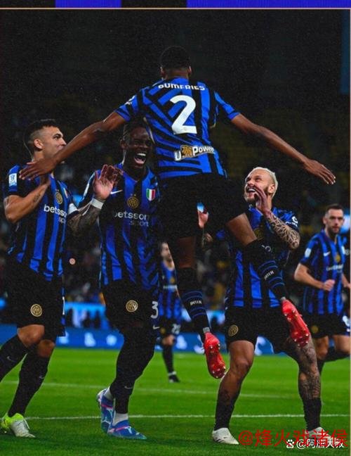 58岁意大利传奇佐拉现身观战卡利亚里对阵国米