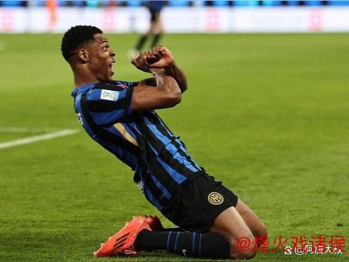 58岁意大利传奇佐拉现身观战卡利亚里对阵国米